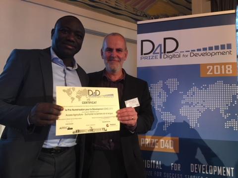 Paul Van mele and Joas Wanvoeke from Access Agriculture receive the iStandOut D4D Prize